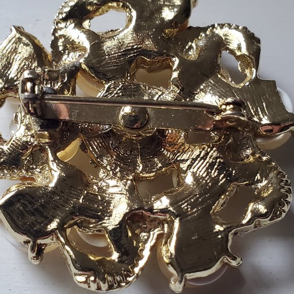 VINTAGE BROOCH PIN Round With Cream color accents - Picture 4 of 4
